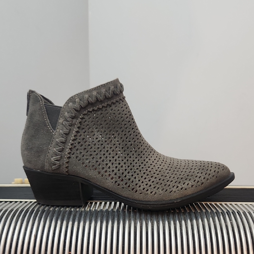 NWT- EARTH MEDIUM GREY LASER CUT SUEDE & FAUX SUEDE ANKLE BOOT W/BACK ZIP SZ 6.5